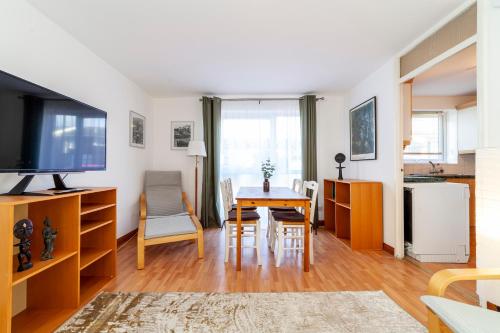 Bright 2BR flat off trendy Chiswick High Road, London (photo 4)