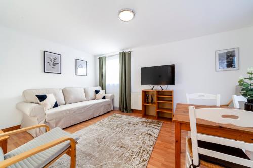Bright 2BR flat off trendy Chiswick High Road, London (photo 6)