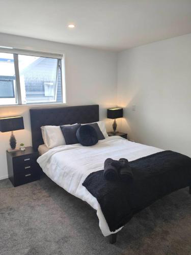 Stylish CBD Townhouse 10 Min Walk to One NZ Stadium