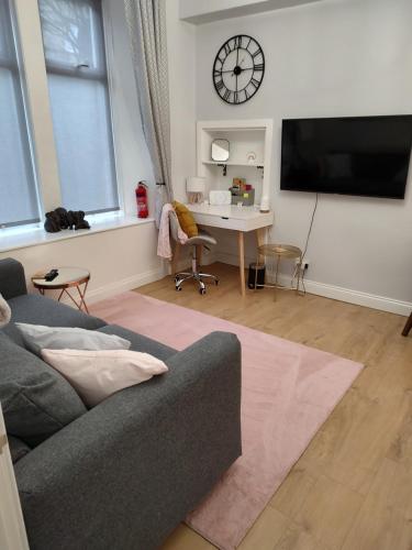 K R Sweet Home Nice one bedroom flat, Edinburgh (photo 10)