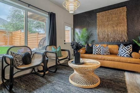 The Black Sands I Outdoor Theatre I Game Room I TV in Lago Vista, USA