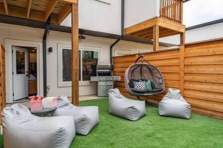 The Black Sands I Outdoor Theatre I Game Room I TV in Lago Vista, USA