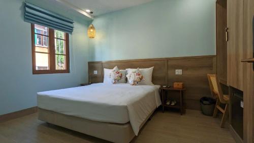Queen Room image 7