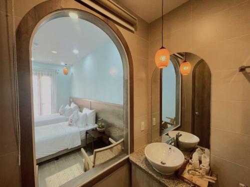Twin Room with City View image 9