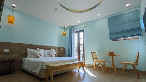 Deluxe Double Room with Balcony image 10