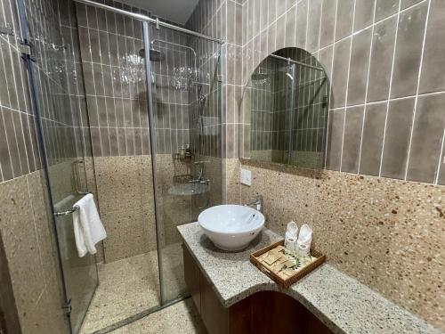 Deluxe Double Room with Balcony image 5