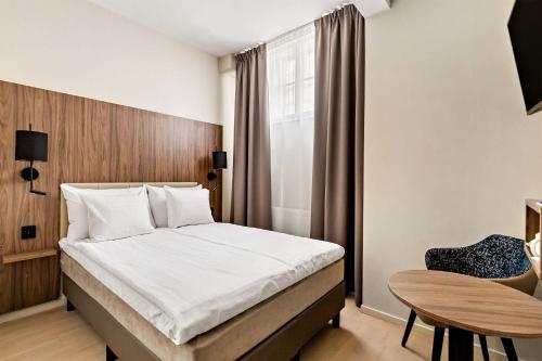 Economy Double Room with No Window - 140cm Bed