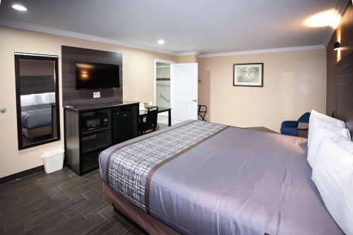 Rodeway Inn Bellflower - image 10