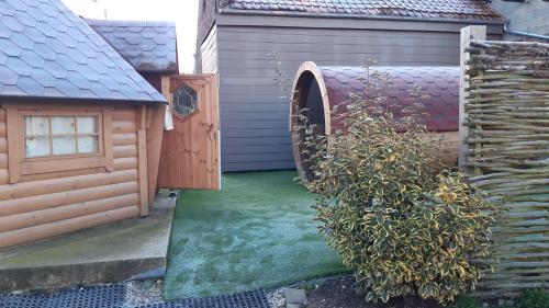 tuin, Chalet-Sauna-Evasion Nature et Bien-être (Chalet-Sauna-Evasion Nature et Bien-etre) in Gosnay