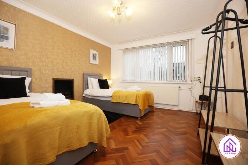 Hollybush House, Great Location, Free Parking