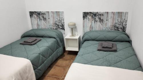 1 double bed, 2 twin beds