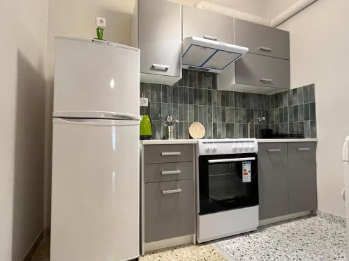 Artist's 1 BD Apt in Keramikos - Tap to explore photos