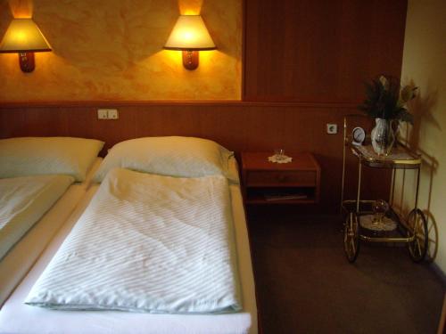 1 queen bed, 1 twin bed