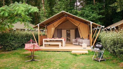 Zuhanyzó, Glamping Villatent at Le Lac Bleu in Chatillon-En-Diois