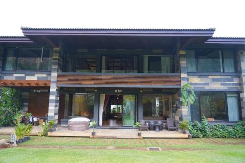 Aamby valley city, Lonavala - Luxury 4 Bed Hill Villa Pool, Jacuzzi & Garden,Stunning Lake & Golf Course view