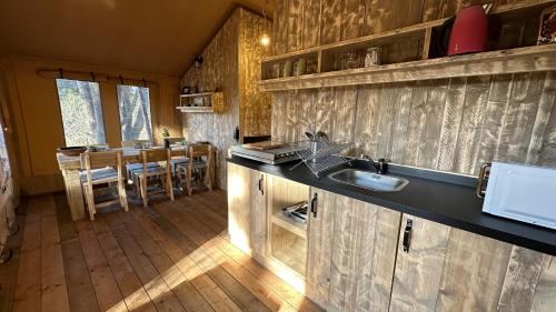Tente Lodge au Domaine de l'Aven in Villeneuve-Minervois