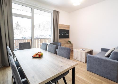 Apartment with Mountain View