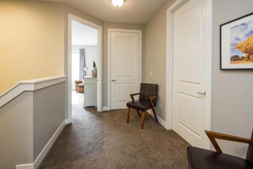 Pet Friendly Flexible 96 Hour Cancellation Stylish Interior Free Bikes Poolside - Entrada 635 - image 2