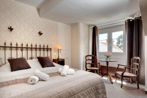 1 queen bed, 1 twin bed