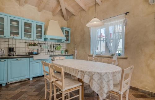 ห้องครัว, Villa Linna with seaview in ปิเนซิซี