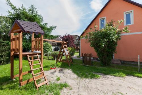 Family Holiday House VIKING - Garden, Playground & Grill by Noclegi Renters
