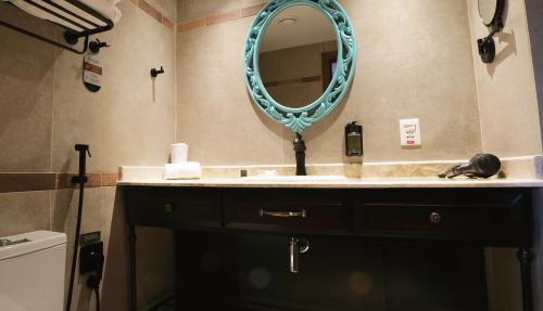 room detail thumbnail 2