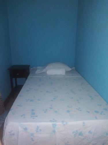 Single Room with Shared Bathroom image 1