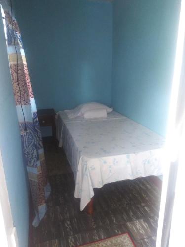 Single Room with Shared Bathroom image 4