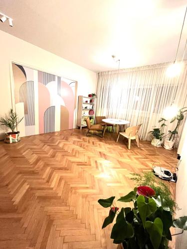 City Center Unirii Square Private rooms with City View - Shared Amenities 2