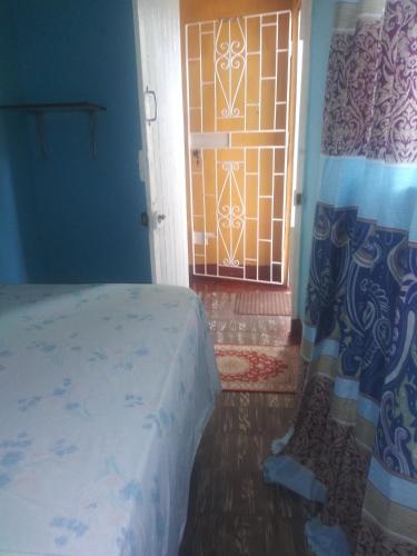 Single Room with Shared Bathroom image 3