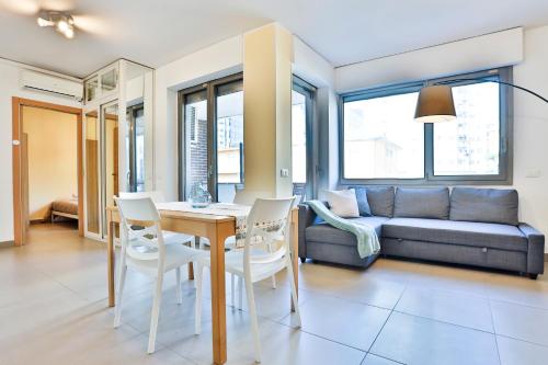 GuestHost - Sebeto Apartments with Parking & Netfilx, Neapel