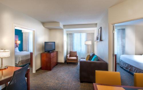 Two-Bedroom Suite with Adapted Tub - Mobility and Hearing Accessible