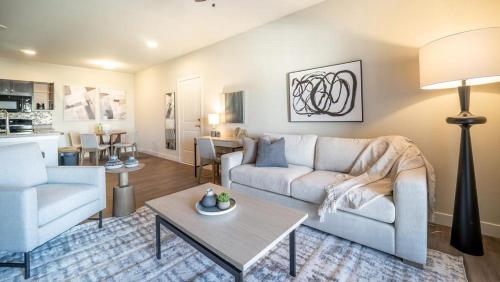 . Landing Modern Apartment with Amazing Amenities (ID8624X16)