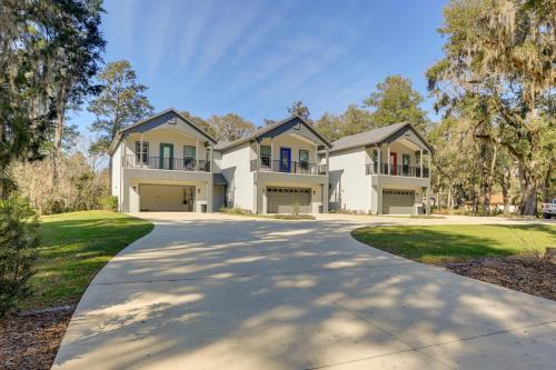 Vibrant Ocala Townhome Close to Golf Club and WEC! in Ocala Ridge, USA
