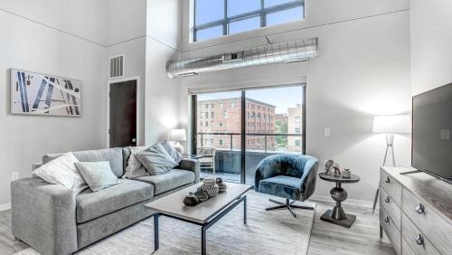 . Landing Modern Apartment with Amazing Amenities (ID1182X212)