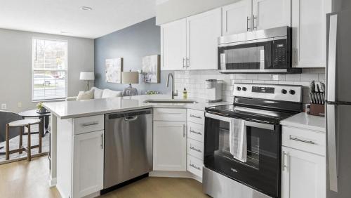 Landing Modern Apartment with Amazing Amenities ID1263X661 in New Albany, USA