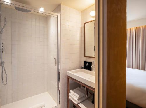 Shower, Kopster Hotel Paris Porte de Versailles in Paris