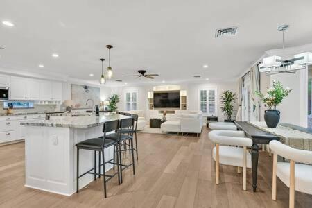 5BR Home w Pool Spa close to LV Strip & Stadium - image 12