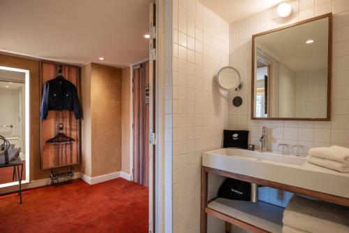 room detail thumbnail 2