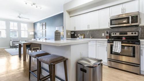 Landing - Modern Apartment with Amazing Amenities ID8478X96 in Plantation, USA