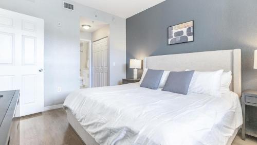 Landing - Modern Apartment with Amazing Amenities ID8478X96 in Plantation, USA