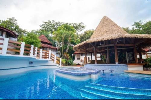 Mi Casa-stroll to the beach, ideal for 3-7 guest