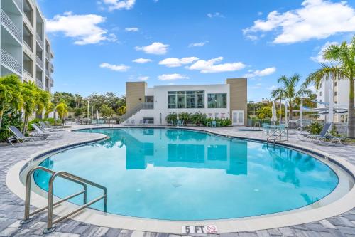 泳池, Waterside Retreat: Modern 2BR, Mins to Beach & Apt in 可可納特中區