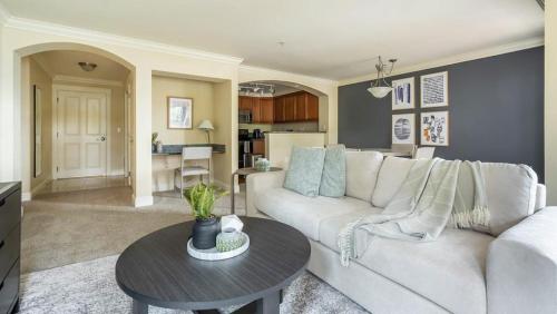 Landing - Modern Apartment with Amazing Amenities (ID1192X964) in เคิร์กแลนด์ (WA)