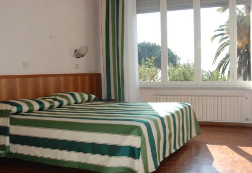 1 queen bed, 1 twin bed