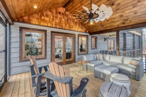 WolfCabin Lux Family Home, Fire Pit, Hot Tub, ADA ramp, ez paved rds thumb 3