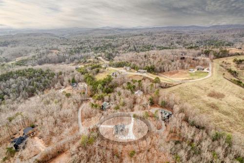 WolfCabin Lux Family Home, Fire Pit, Hot Tub, ADA ramp, ez paved rds in Morganton, USA