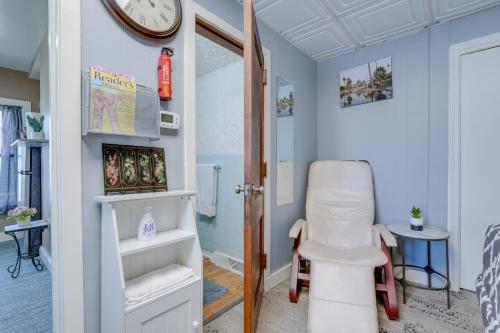Cozy Kalamazoo Studio, 4 Mi to Downtown Area! in Kalamazoo, USA