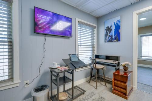 Cozy Kalamazoo Studio, 4 Mi to Downtown Area! in Kalamazoo, USA