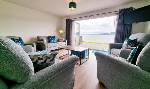 Shoreside Villa - immaculate waterfront property in Skelmorlie